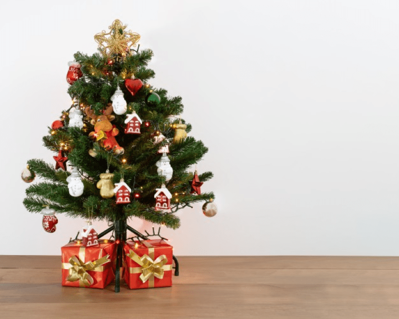 The History and Evolution of Christmas Garlands: From Natural to Artificial